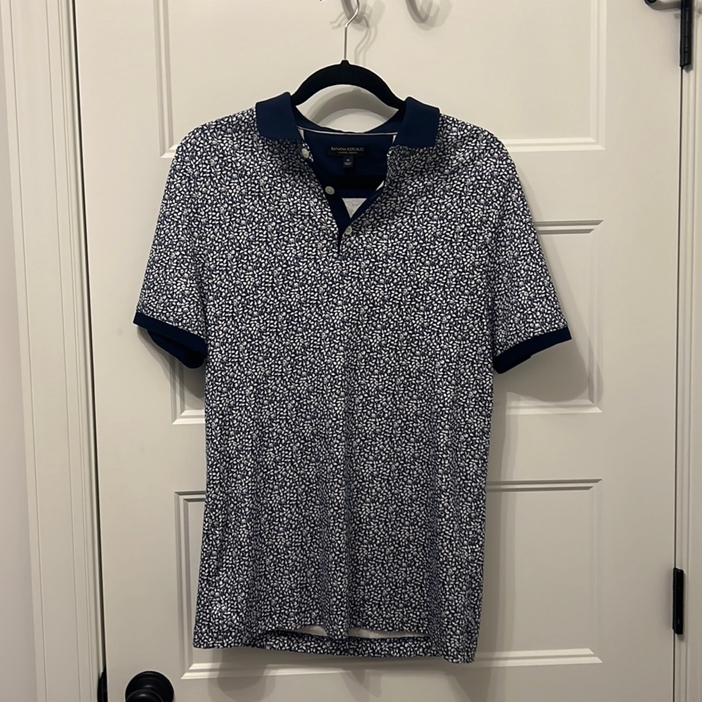 Like New 3 button Cotton Banana Republic ‘Luxury Blend’ polo.  skull&rose print